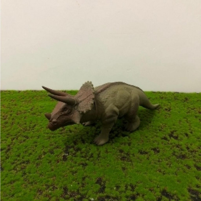 Dinossauro triceratops borracha