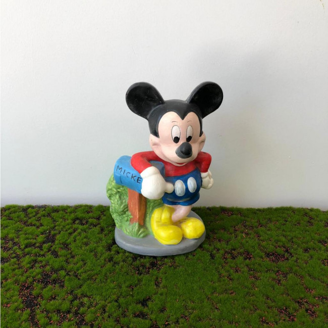 Escultura Mickey na árvore