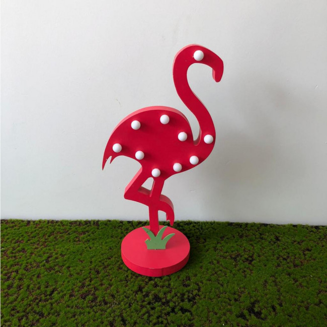 Flamingo madeira led na base (Produto não acompanha pilhas)