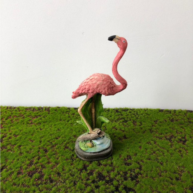 Flamingo no tronco resina