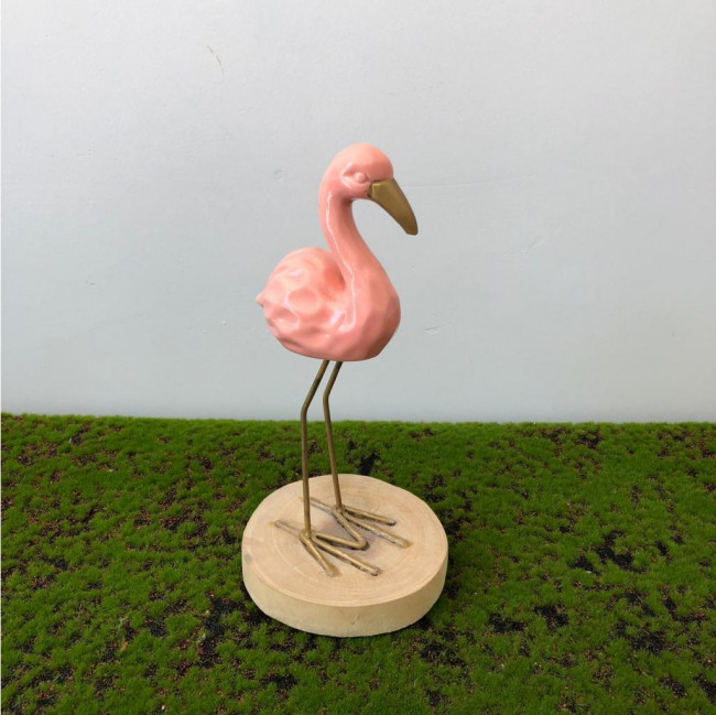 Flamingo rosa claro pé ferro na base