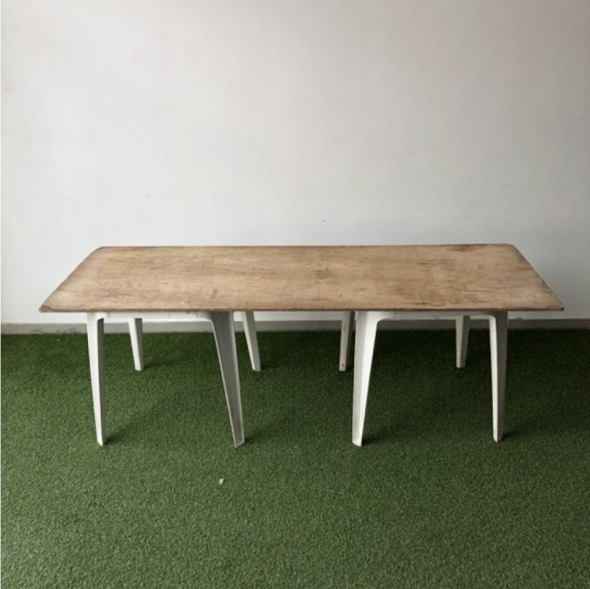 Mesa pranchão cavalete retangular (acompanha 02 mesas quadradas de plástico para apoio)