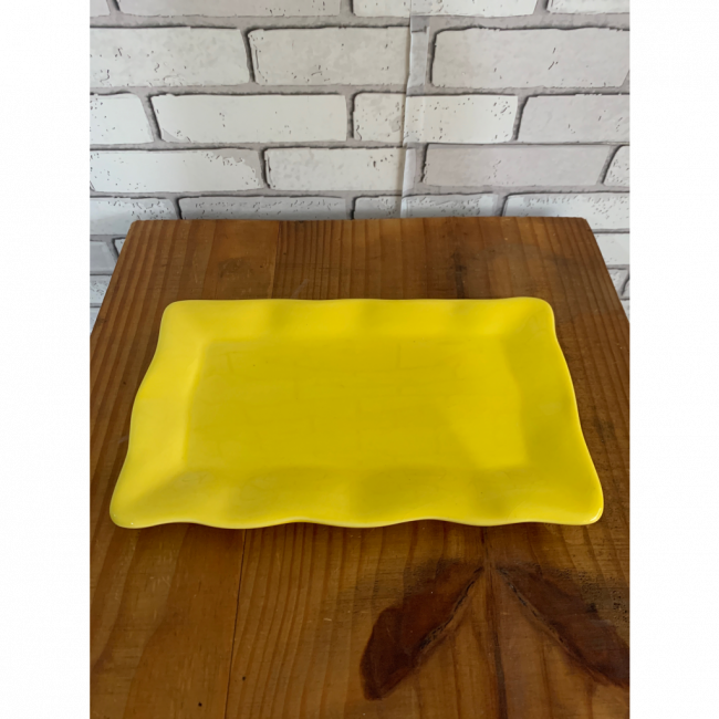 Bandeja retangular ceramica amarela borda trabalhada (27cm C x 16cm L)