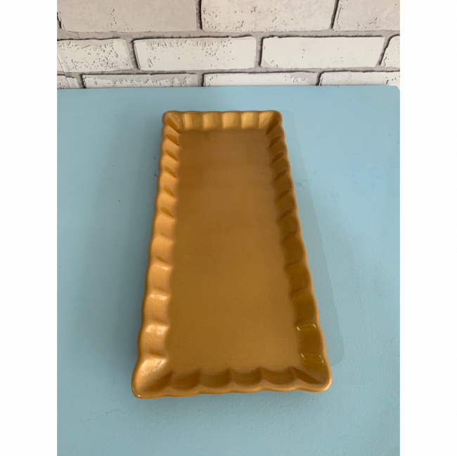 Bandeja retangular ceramica cor dourada (29cm C x 13cm L)