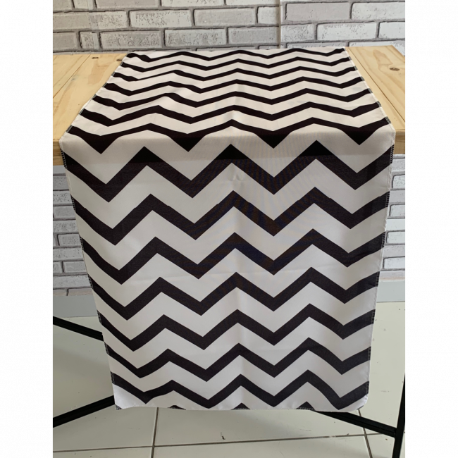 Caminho de mesa chevron preto e branco (50cm larg x 1,40m Comp)