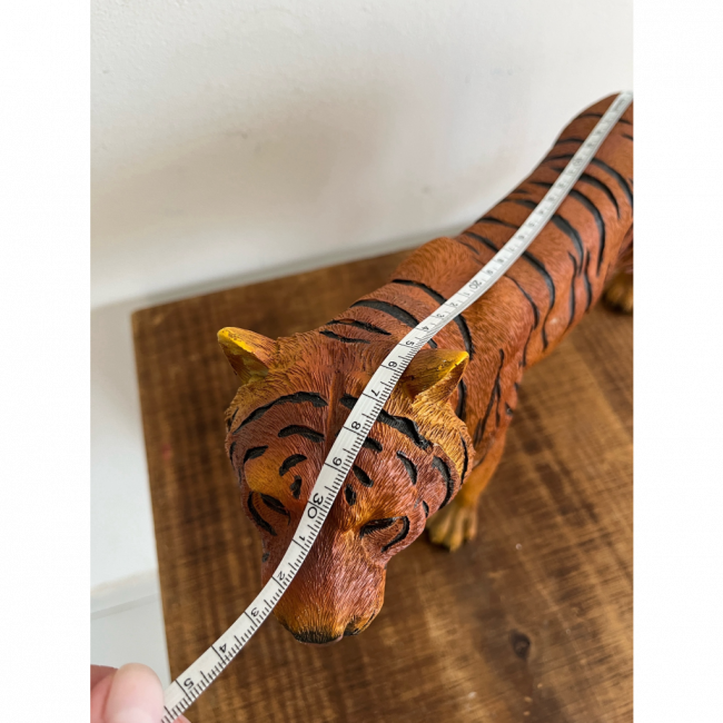 Tigre de resina (30cm comprimento x 22cm alt)