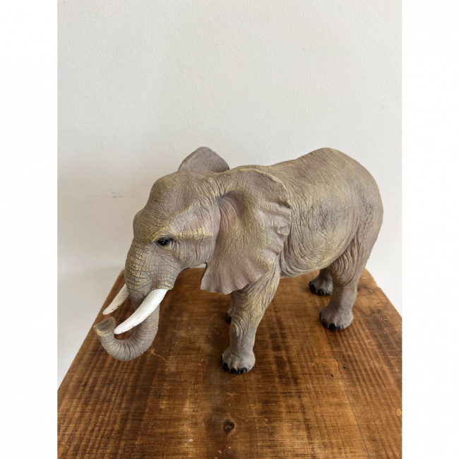 Elefante de resina (35cm comprimento x 25cm alt)