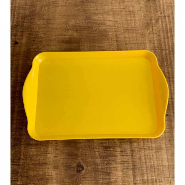 MINI BANDEJA DE PLASTICO AMARELO (13cm x 19cm)