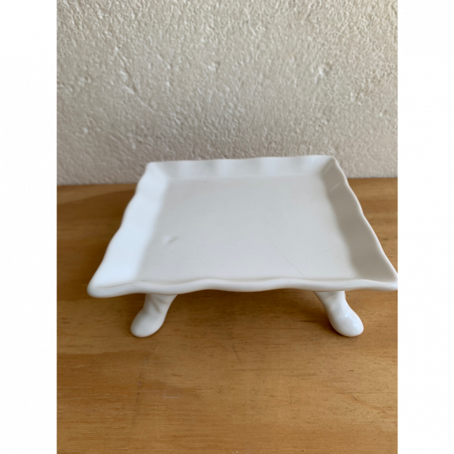 Mini bandeja quadrada com pé cerâmica cor branco (18cm diâmetro x 3cm A)