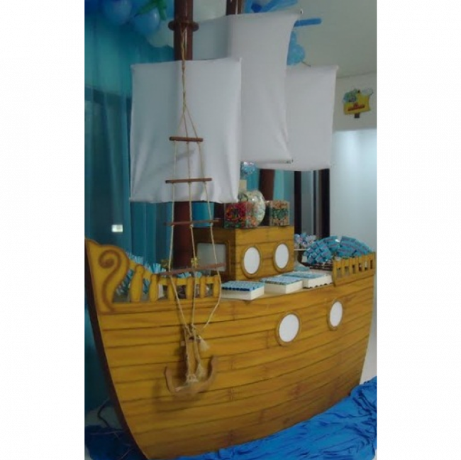 Barco cenográfico de madeira - fundo do mar