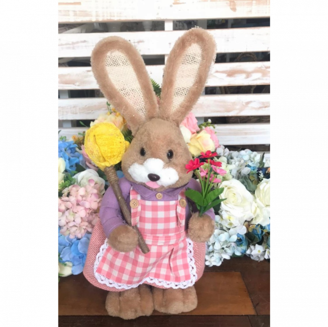 Coelha decorativa com vestido xadrez