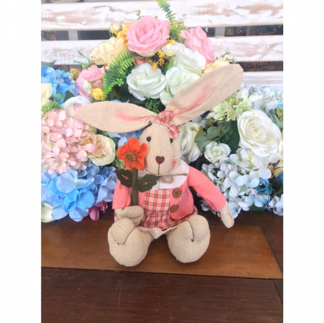 Coelha decorativa sentada com flor - páscoa