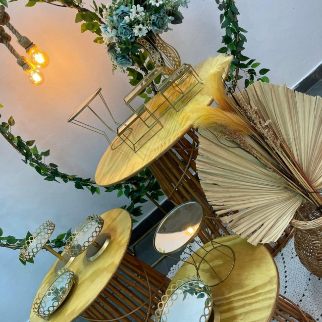 Casamento Dourado com Mesas de Vime e Painel Folhagem