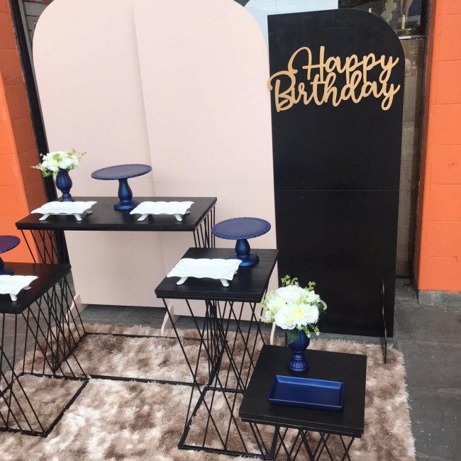 Decoração happy birthday painel nude e mesas pretas