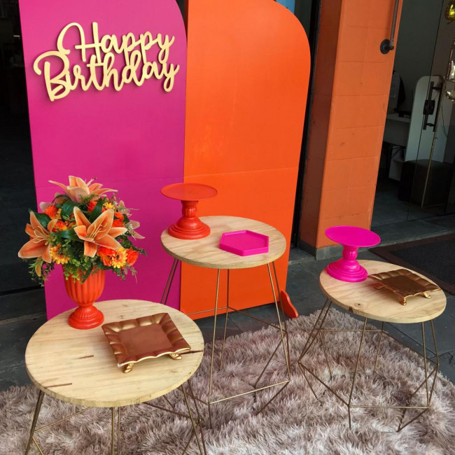 Decoração happy birthday laranja e pink com mesas diamante