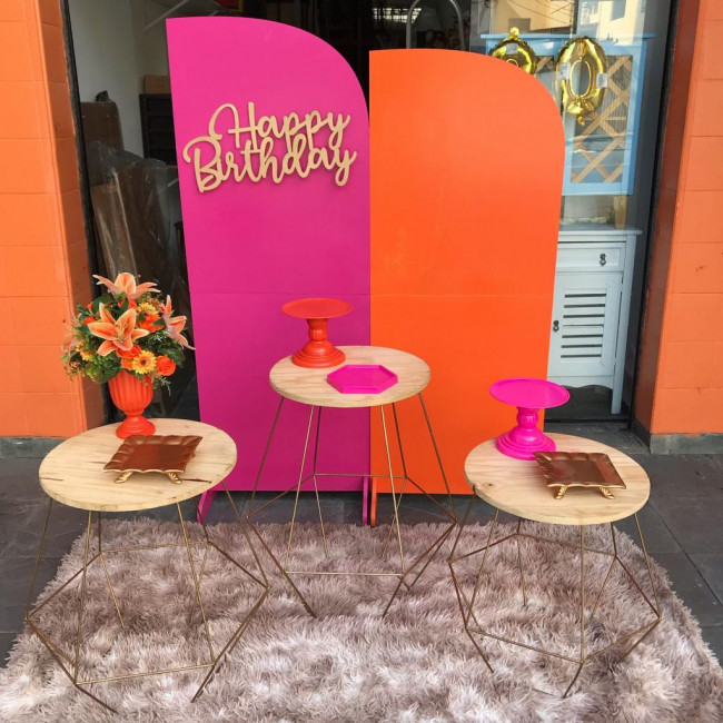 Decoração happy birthday laranja e pink com mesas diamante