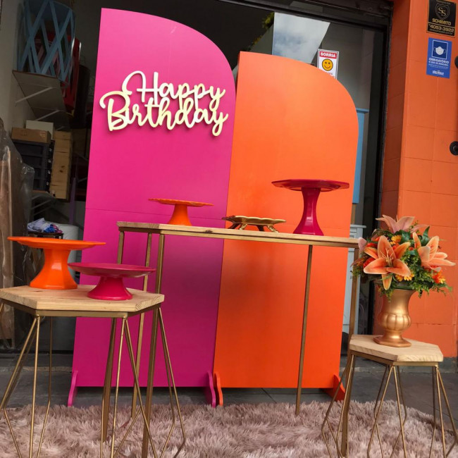 Decoração happy birthday laranja e pink com mesa sextavada