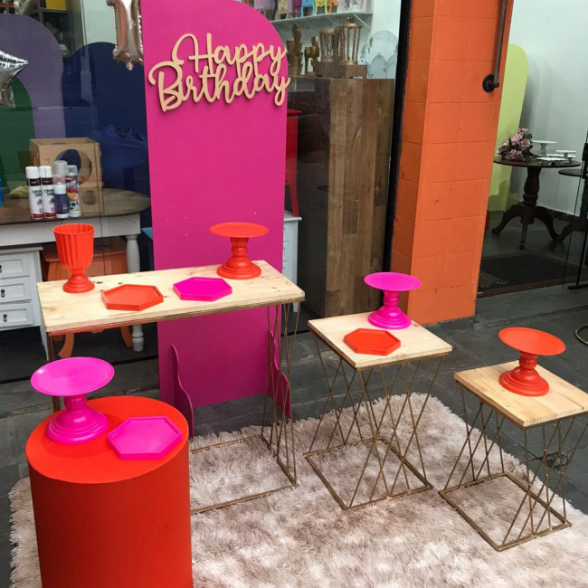 Decoração happy birthday laranja e pink com mesas trançadas