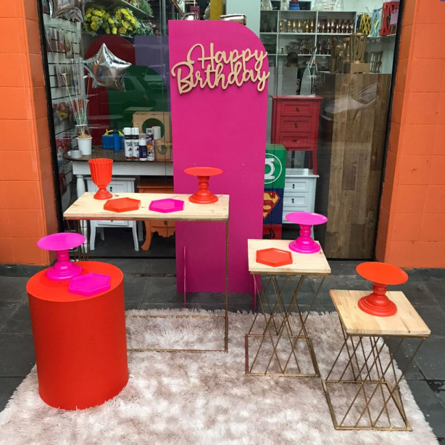Decoração happy birthday laranja e pink com mesas trançadas