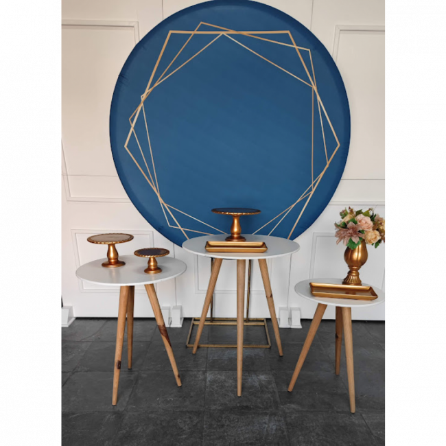 Decoração painel geométrico azul com trio de mesas pés palito