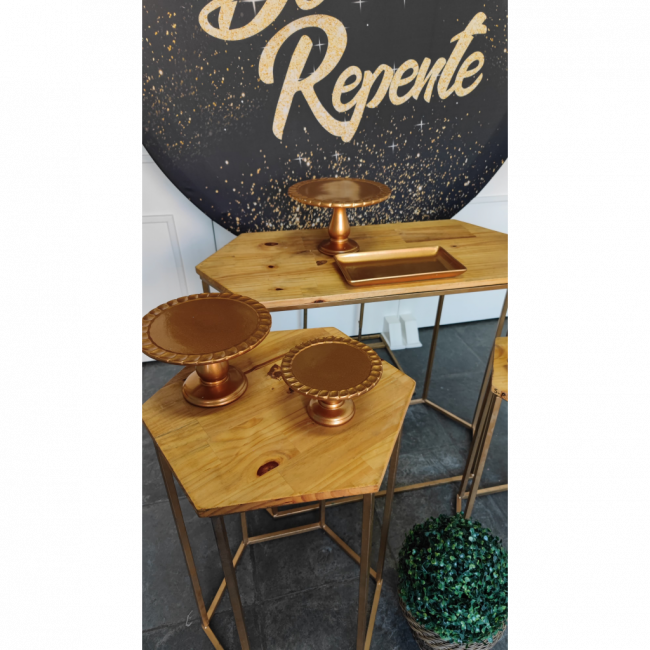 Decoração de repente com mesas sextavadas e peças douradas