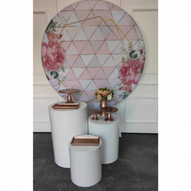 Decoração floral geométrico rosa com trio de cilindros