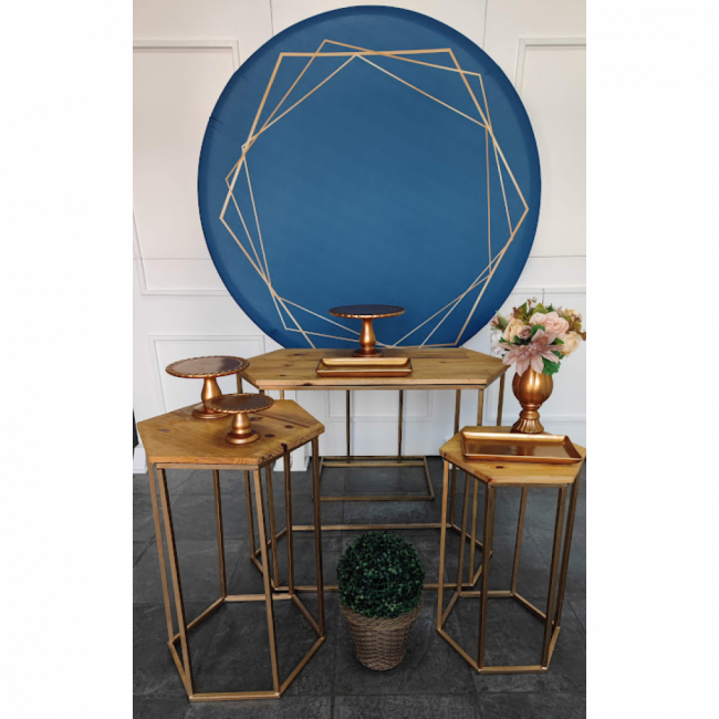 Decoração painel geométrico azul com mesas sextavadas