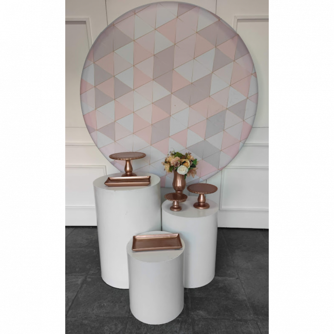 Decoração painel geométrico rosa com trio de cilindros e peças rose gold