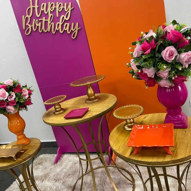 Decoração happy birthday laranja e pink com mesas tulipa