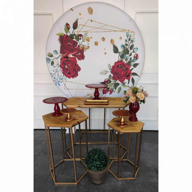 Decoração floral marsala com mesas sextavadas