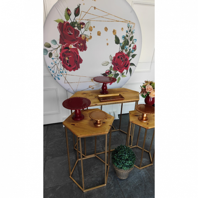 Decoração floral marsala com mesas sextavadas