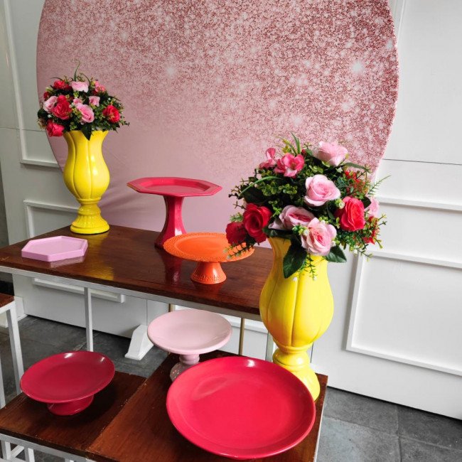 Decoração painel glitter rosa e peças coloridas