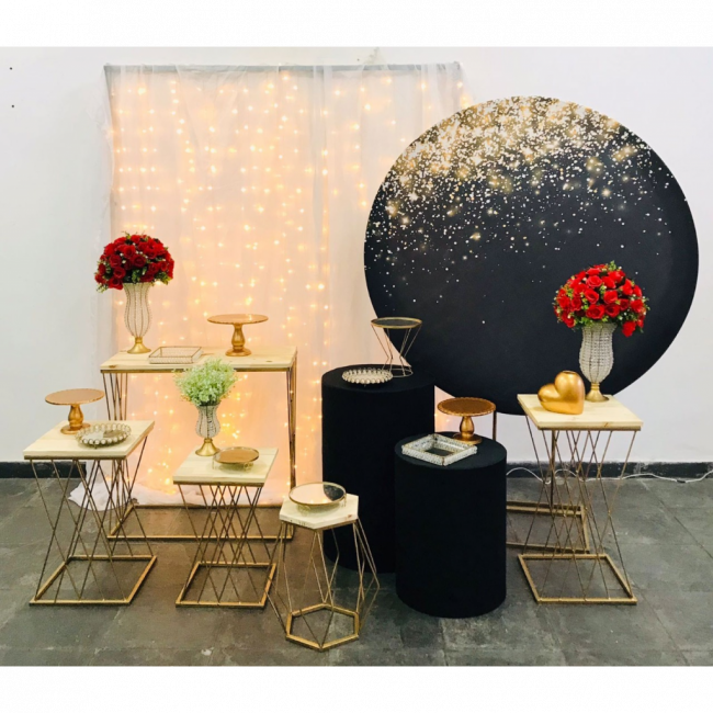 Decoração dourado e preto com cortina de led