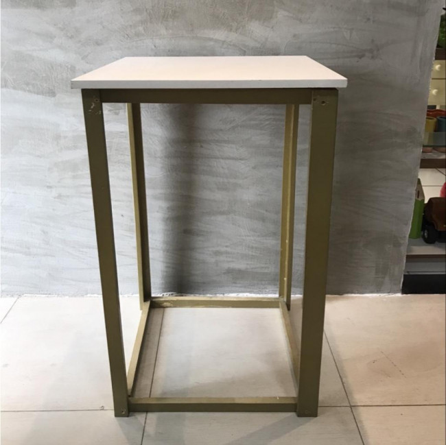 Mesa Quadrada Branca com Dourado G