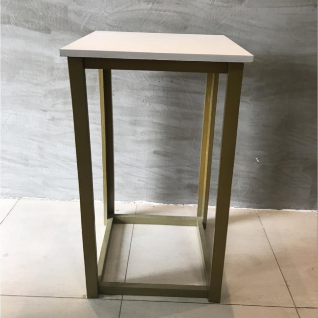 Mesa Quadrada Branco com Dourado M