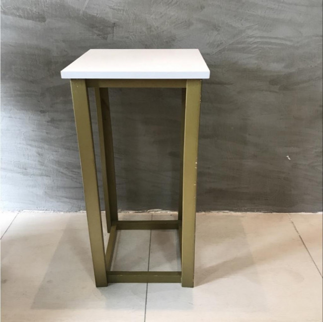 Mesa Quadrada Branco com Dourado P