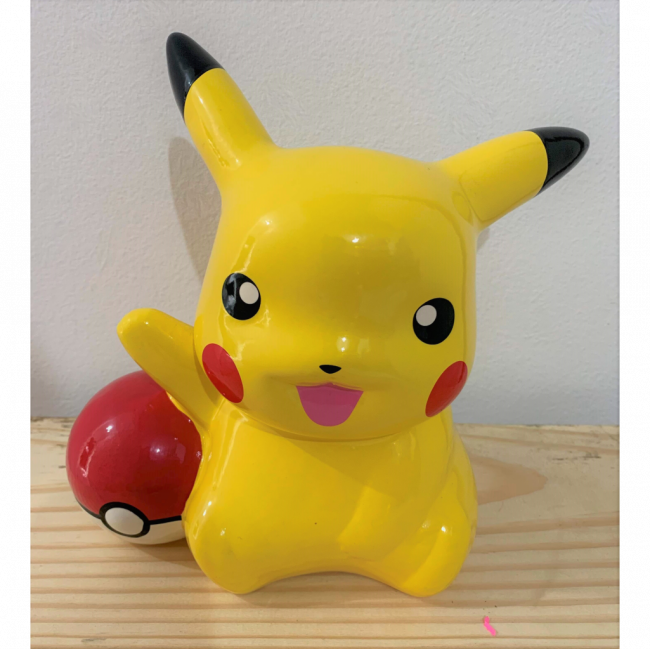 Pikachu c/ Pokebola de Cerâmica (Pokemon)