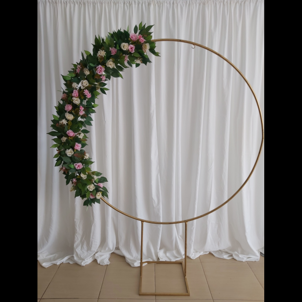 Arco dourado com flores