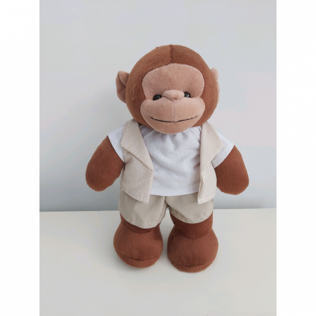 Macaco pelucia roupa bege e branco G