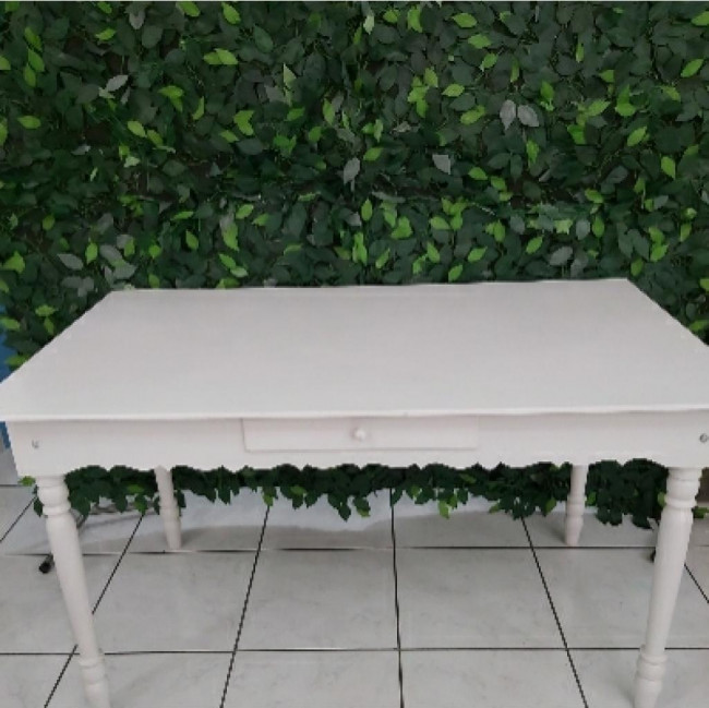 Mesa mdf branca pé torneado 1,40