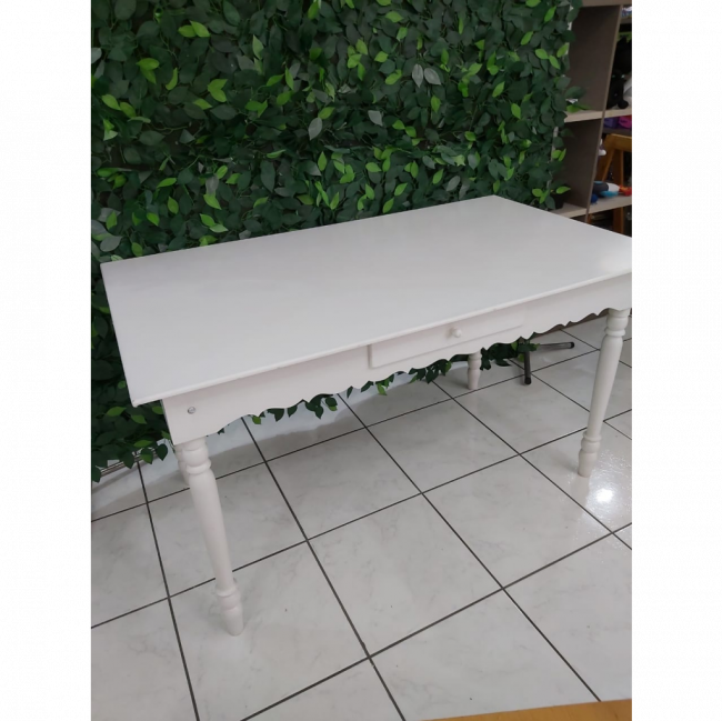 Mesa mdf branca pé torneado 1,40