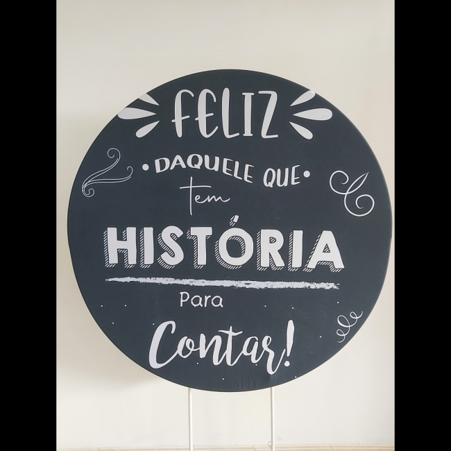 Capa sublimada Painel redondo feliz daquele que tem história