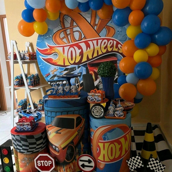 Decoração Hotwheels já com os balões.