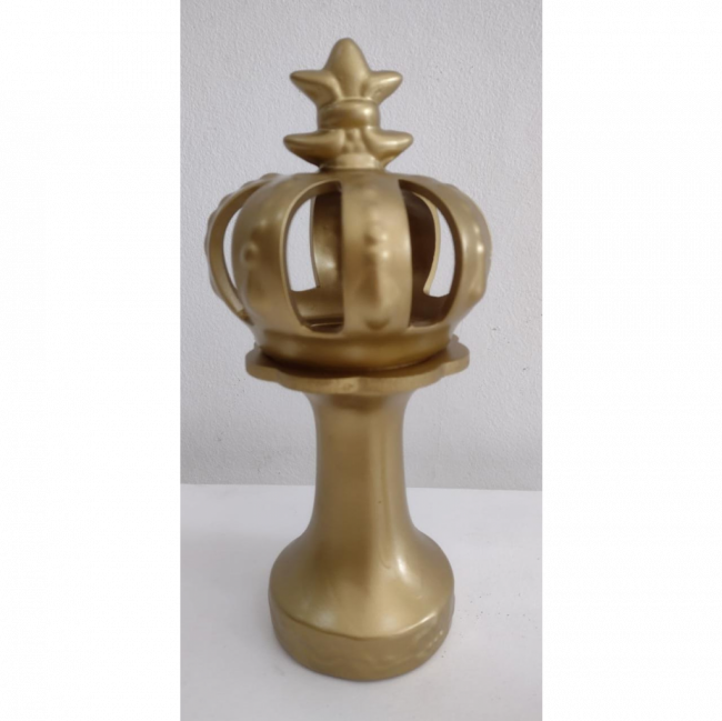 coroa dourada com pedestal de cerâmica