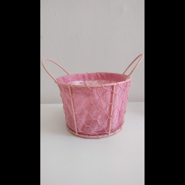 vaso de metal com tecido rosa