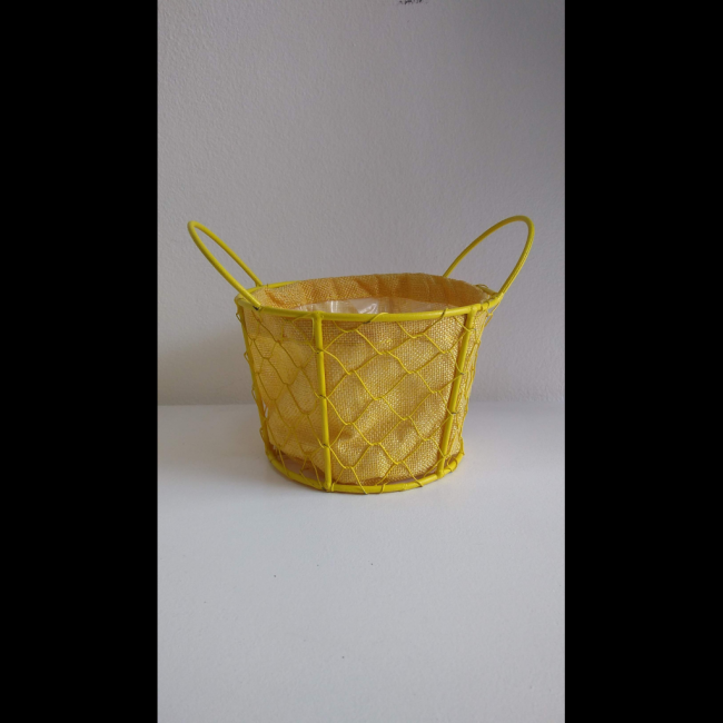 vaso metal com tecido amarelo