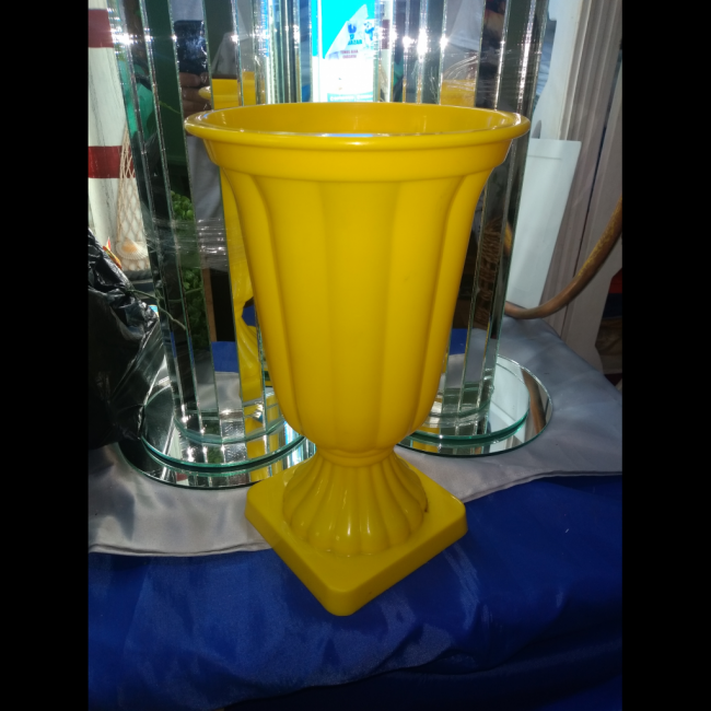 vaso amarelo de plastico