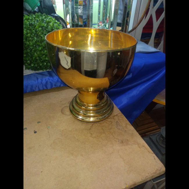 vaso dourado cálice espelhado