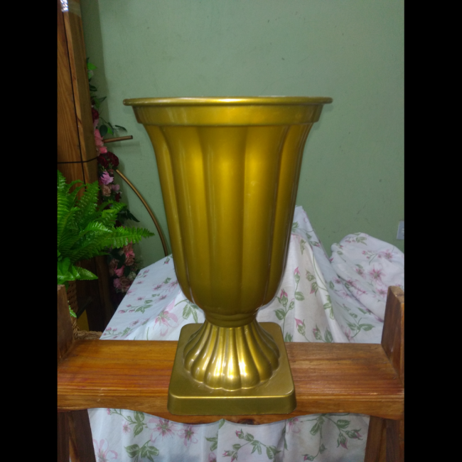 vaso dourado de plástico