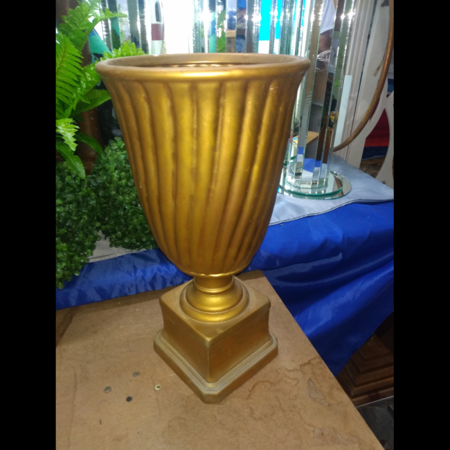 vaso troféu dourado